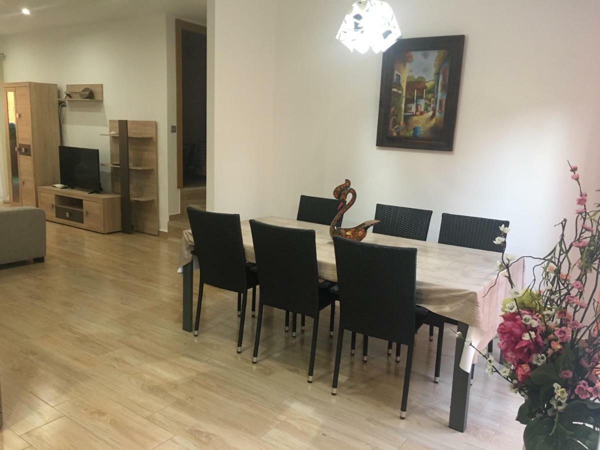 Apartment With Private Patio فوينخيرولا المظهر الخارجي الصورة